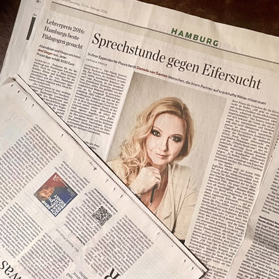 Eine aufgeschlagene Zeitung mit einem großen Artikel über Daniela van Santen.